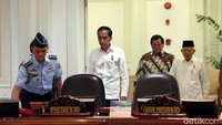 Rapat terbatas (ratas) itu digelar di Kantor Presiden, Jakarta, Kamis (21/11/2019). Selain Presiden Joko Widodo, Wakil Presiden Maruf Amin juga hadir di ratas tersebut.