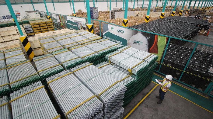 Pekerja beraktifitas di Pusat Logistik Berikat (PLB) di kawasan gudang PT Cipta Krida Bahari (CKB) Logistics, Osowilangun, Surabaya, Jawa Timur, Rabu (20/11/2019). CKB Logistics, anak usaha perusahaan energi terintegrasi PT ABM Investama Tbk telah menyelesaikan perluasan area gudang seluas 25 ribu m2 sehingga total kapasitas menjadi 55 ribu m2, termasuk 8.500 m2 fasilitas Pusat Logistik Berikat (PLB) untuk mengantisipasi pertumbuhan industri di kawasan Indonesia Timur. ANTARA FOTO/Moch Asim/