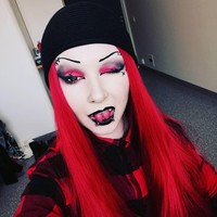 Ibu dari seorang anak berusia empat tahun itu mengaku putrinya menyukai penampilannya. Sementara orang lain yang tidak mengenalnya kerap mengira dia benar-benar vampir dan akan kabur alias melarikan diri saat melihatnya. Foto: Instagram