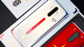 Oppo Reno Ace edisi Gundam menggunakan gambar action figure RX-78-2. Ponsel ini hanya diproduksi sebanyak 300.000 unit. Foto: Gizmochina
