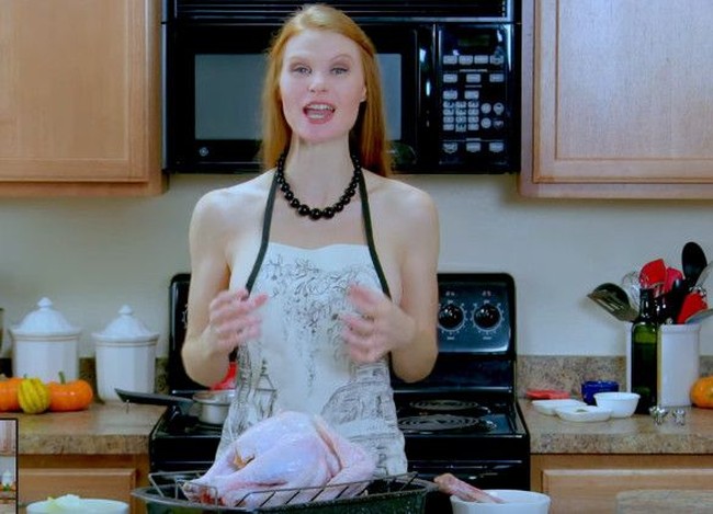 Saat merekam video masaknya, Ruby hanya mengenakan apron, tanpa pakaian yang lengkap.  Foto: dok. Youtube