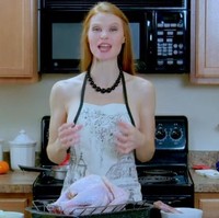 Saat merekam video masaknya, Ruby hanya mengenakan apron, tanpa pakaian yang lengkap.  Foto: dok. Youtube