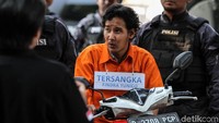 Findra melakukan tiga kali teror penyiraman air keras. Pertama dilakukan pada 5 November di Kebon Jeruk, Jakarta Barat. Kedua, pada 8 November, dan terakhir, 15 November, yang memakan korban enam siswi SMP.