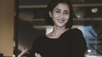 Namun Aghniny justru berubah menjadi pribadi yang sangat hangat dan ceria saat berbincang-bincang.