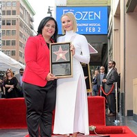 Kristen adalah orang ke-26.882 yang mendapat penghargaan tersebut pada kategori motion pictures and live theatre/performance. Saya sangat bersyukur bisa menerima penghargaan ini di jalanan dimana Pretty Woman menjual tubuhnya demi uang. Bagaikan sebuah mimpi, kata Kristen berseloroh. (Foto: Getty Images)