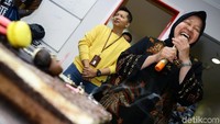 Usai tiup lilin, Risma dipersilakan untuk memberikan pidato.