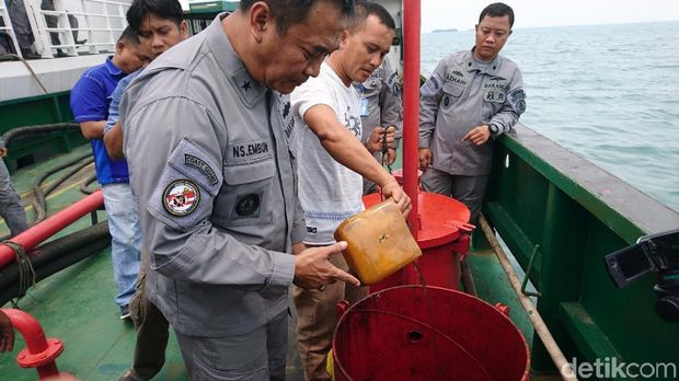   Badan Keamanan Laut (Bakamla) menangkap kapal muatan BBM ilegal 