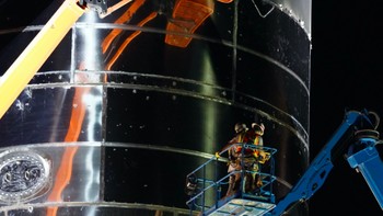 Tampak close up pekerja yang bertugas malam menyiapkan Starship Mk1. Foto: Darrell Etherington via Tech Crunch