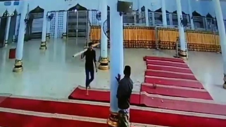 Pria Bawa Kayu Rusak Lampu Masjid di Bireuen, Ini Penjelasan Polisi Pria Bawa Kayu Rusak Lampu Masjid di Bireuen, Ini Penjelasan Polisi