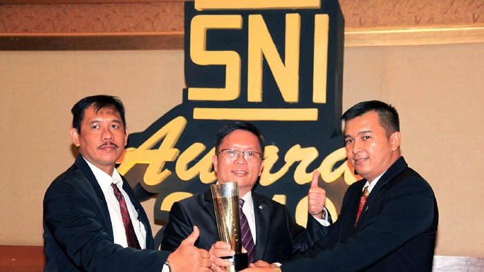 Direktur PT Servvo Fire Indonesia, Gideon Yonathan  mendapatkan ucapan selamat dari Menteri Koordinator Bidang Perekonomian Airlangga Hartarto dan Menteri Riset dan Teknologi,  Bambang Brodjonegoro usai menerima penghargaan