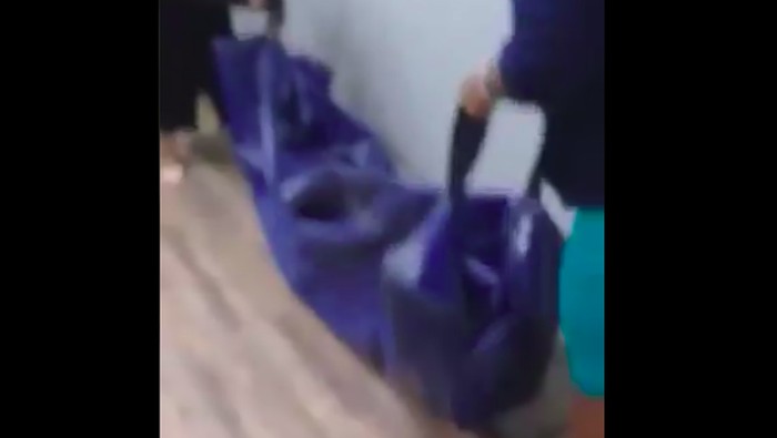 Video viral jenazah digotong ke kantor asuransi kesehatan di Afrika Selatah. Foto: Viral Video viral jenazah digotong ke kantor asuransi kesehatan di Afrika Selatah. Foto: Viral