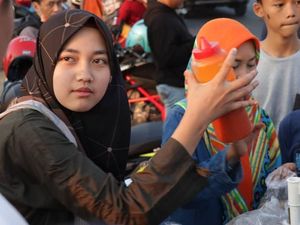 Laris! Penjual Cilok Cantik Ini Habiskan 30 Kilogram Tepung Setiap Hari