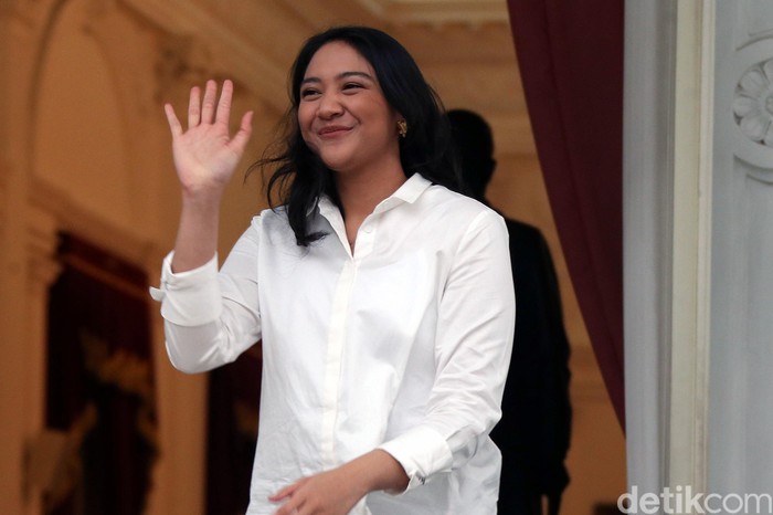 Putri Tanjung resmi ditunjuk menjadi salah satu staf khusus Presiden Joko Widodo (Jokowi). Senyum menghiasi bibirnya saat diperkenalkan sebagai Stafsus Jokowi.