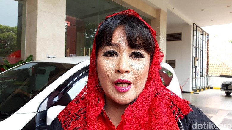 Dewi Tanjung Akan Laporkan Balik Tetangga Novel Baswedan Dewi Tanjung Akan Laporkan Balik Tetangga Novel Baswedan