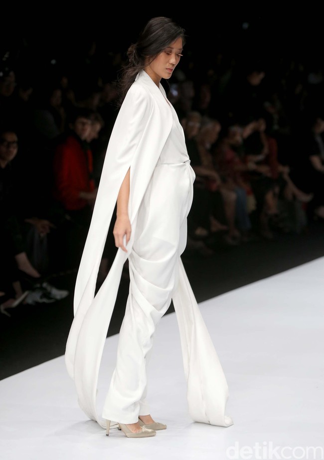 Desainer Jeffry Tan mempersembahkan koleksi terbarunya dalam tema Borderless di ajang Jakarta Fashion Week 2020, Senayan City, Jakarta. Senin [28/10/2019]. Foto: Rachman Haryanto/detikcom