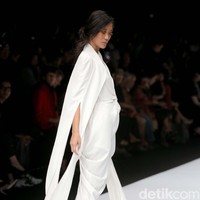 Desainer Jeffry Tan mempersembahkan koleksi terbarunya dalam tema Borderless di ajang Jakarta Fashion Week 2020, Senayan City, Jakarta. Senin [28/10/2019]. Foto: Rachman Haryanto/detikcom