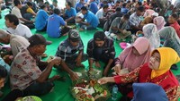 Warga Ngasem, Kediri, Jawa Timur juga sempat menggelar makan bersama dengan olahan ikan dalam rangka peringati Hari Ikan Nasional. ANTARA FOTO/Prasetia Fauzani.