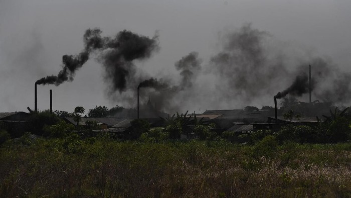 Pabrik tahu di Desa Tropodo, Sidoarjo, menggunakan sampah plastik untuk bahan bakar pembuatan tahu. Hal itu dilakukan untuk mengurangi biaya produksi.