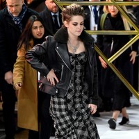 Sebelum bergabung dengan kedua rekannya untuk berfoto bersama, Kristen terlihat membungkus gaunnya dengan jaket kulit. Kakinya juga masih beralaskan sneakers putih. (Foto: Gareth Cattermole/Getty Images)