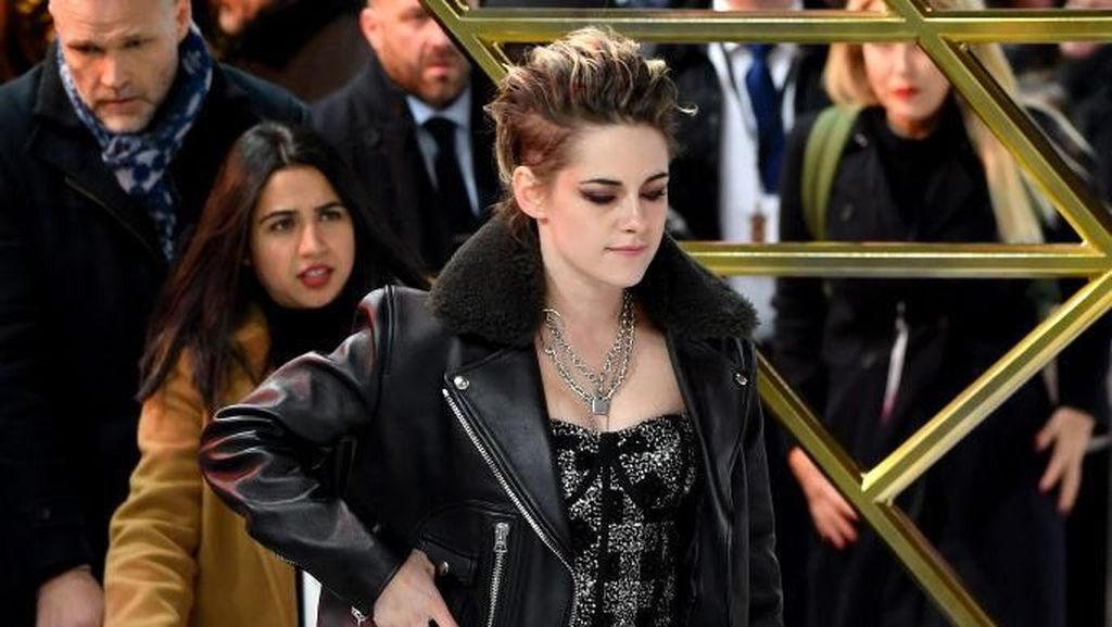Pakai Sneakers, Kristen Stewart Curi Atensi di Red Carpet Charlies Angels Pakai Sneakers, Kristen Stewart Curi Atensi di Red Carpet Charlies Angels