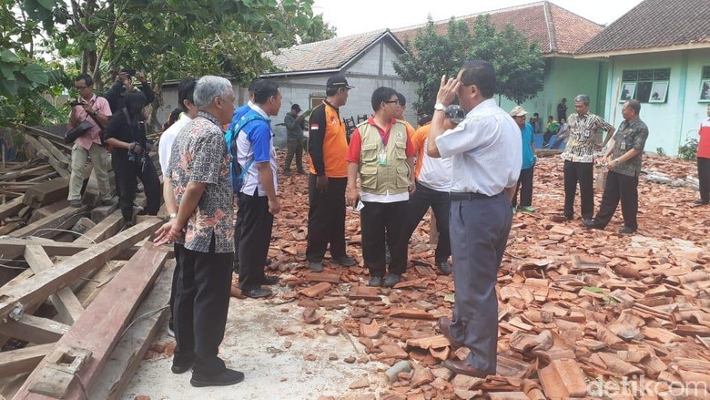 13 Korban Aula SMKN 1 Miri Sragen yang Roboh Masih Dirawat di 4 RS 13 Korban Aula SMKN 1 Miri Sragen yang Roboh Masih Dirawat di 4 RS