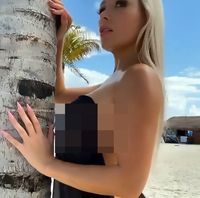 Model Playboy Tebar Pesona di Pantai Populer