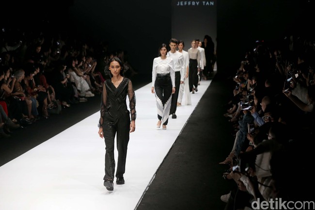 Desainer Jeffry Tan mempersembahkan koleksi terbarunya dalam tema Borderless di ajang Jakarta Fashion Week 2020, Senayan City, Jakarta. Senin [28/10/2019]. Foto: Rachman Haryanto/detikcom