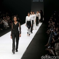 Desainer Jeffry Tan mempersembahkan koleksi terbarunya dalam tema Borderless di ajang Jakarta Fashion Week 2020, Senayan City, Jakarta. Senin [28/10/2019]. Foto: Rachman Haryanto/detikcom