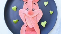 Karakter babi mungil di serial Winnie The Pooh ini terbuat dari pancakes yang warnanya berasal dari buah bit, dan dihias dengan semangka serta apel. Foto: Instagram @jacobs_food_diaries