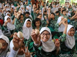 Tepis Isu Telur Sidoarjo Terkontaminasi, Bupati Ajak Ribuan Anak Makan Telur