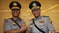 Kombes Polisi Yusri Yunus melakukan salam komando bersama Kombes Argo Yuwono usai dilantik menjadi Kabid Humas Polda Metro Jaya.