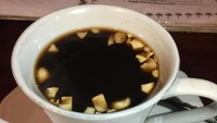 Ke Ambon tak lengkap tanpa mencicip kopi rarobang. Kopi ini begitu berempah karena dicampur daun pandan, kayu manis, cengkeh, hingga kenari sangrai. Selain enak, kopi ini konon menyehatkan dengan manfaat menurunkan tekanan darah. Foto: Instagram yunideta