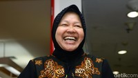 Kejutan tersebut membuat Risma terus melempar senyum.