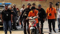 Findra Yunicomenggunakan motor matic dalam melakukan aksinya.