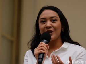Gagas Gerakan #BangsaKuat, Putri Tanjung Bagikan 2.000 Makanan ke Tenaga Medis