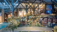 Pertama ada Bandara Internasional Vancouver di Kanada yang punya ruang outdoor dan zona hijau yang menarik. Menariknya, Bandara Vancouver juga memiliki anjing terapi yang diperbantukan untuk menenangkan penumpang berkebutuhan khusus (Vancouver Airport)