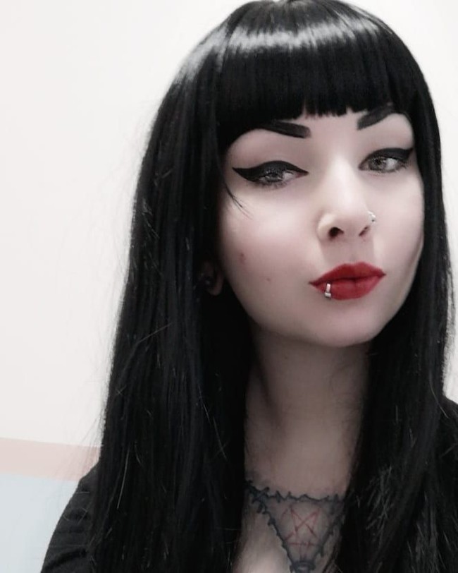 Obsesinya pada sosok vampir tentu saja mempengaruhi kehidupan cinta Julia. Pasangannya saat ini bisa menerima keanehannya itu. Namun karena dia memiliki gigi taring bak vampir, kekasihnya melarangnya menggigit dia. Foto: Instagram