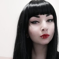 Obsesinya pada sosok vampir tentu saja mempengaruhi kehidupan cinta Julia. Pasangannya saat ini bisa menerima keanehannya itu. Namun karena dia memiliki gigi taring bak vampir, kekasihnya melarangnya menggigit dia. Foto: Instagram