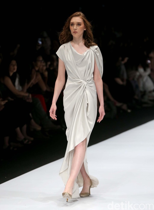 Desainer Jeffry Tan mempersembahkan koleksi terbarunya dalam tema Borderless di ajang Jakarta Fashion Week 2020, Senayan City, Jakarta. Senin [28/10/2019]. Foto: Rachman Haryanto/detikcom