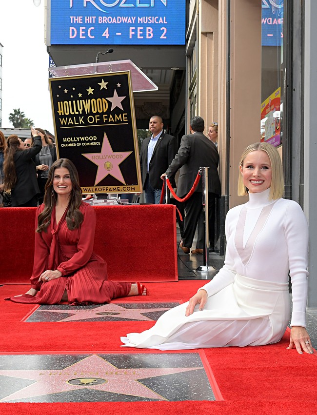 Selasa (19/11/2019) menjadi hari yang spesial bagi Idina Menzel dan Kristen Bell. Pasalnya, pengisi suara Elsa dan Anna di film animasi Disney Frozen 2 tersebut mendapat penghargaan  Hollywood Walk of Fame. Acara penganugerahan berlangsung di lokasi bintang mereka berada, yakni trotoar depan Pantages Theatre, 6225 Hollywood Boulevard, Los Angeles, AS. (Foto: Getty Images)