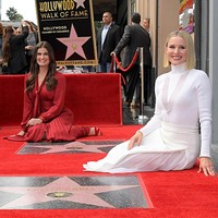 Selasa (19/11/2019) menjadi hari yang spesial bagi Idina Menzel dan Kristen Bell. Pasalnya, pengisi suara Elsa dan Anna di film animasi Disney Frozen 2 tersebut mendapat penghargaan  Hollywood Walk of Fame. Acara penganugerahan berlangsung di lokasi bintang mereka berada, yakni trotoar depan Pantages Theatre, 6225 Hollywood Boulevard, Los Angeles, AS. (Foto: Getty Images)