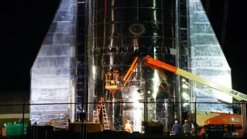 Prototipe Starship Mk1 dikerjakan pagi, siang, malam. Foto: Darrell Etherington via Tech Crunch