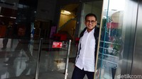 Direktur Utama Petrokimia Gresik Rahmat Pribadi meninggalkan Gedung KPK, Jakarta, Kamis (21/11/2019) usai menjalani pemeriksaan. 