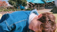 Chanyeol EXO yang kelahiran 1993 ini berpose lucu sambil duduk santai dengan segelas kopi hangat di tangan. Foto: Instagram