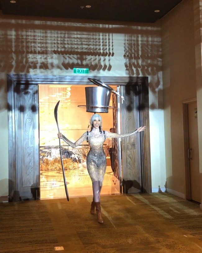 Mia Hong tampak tersenyum ceria saat memamerkan kostum nasionalnya kepada media. Dia melenggang santai dalam kostum bertema Kopi Vietnam plus sendok raksasanya. Foto: Instagram @missuniversevietnam, @hoangthuy_official