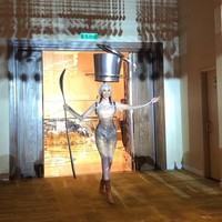 Mia Hong tampak tersenyum ceria saat memamerkan kostum nasionalnya kepada media. Dia melenggang santai dalam kostum bertema Kopi Vietnam plus sendok raksasanya. Foto: Instagram @missuniversevietnam, @hoangthuy_official