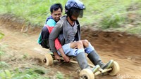Masyarakat Kampung Batuloceng, Desa Suntenjaya, Lembang, Kabupaten Bandung Barat punya permainan lawas namanya kadaplak. Inilah balapan gokart dengan kearifan lokal setempat. (Yudha Maulana/detikcom)