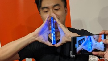 Jika pabrikan lain masih berkutat dengan waterfall display yang memenuhi bagian pinggir layar, layar Mi Mix Alpha tak berhenti sampai bagian pinggir, melainkan sampai bagian belakang ponsel. Foto: Adi Fida Rahman/detikINET