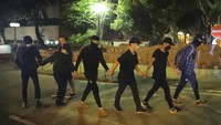 Para demonstran tersebut menyerahkan diri usai sebelumnya bertahan menduduki kampus pasca aksi unjuk rasa dan bentrok yang terjadi di antara polisi dengan demonstran beberapa waktu lalu. Kin Cheung/AP Photo.