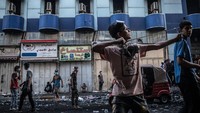 Tenda-tenda didirikan di bawah jembatan juga di Alun-alun Tahrir, yang menjadi pusat unjuk rasa antipemerintah. Tenda-tenda itu digunakan oleh para relawan kemanusiaan untuk merawat para korban luka, dengan beberapa terkena serpihan tabung gas air mata dan yang lain terkena peluru tajam. Erin Trieb/Getty Images.